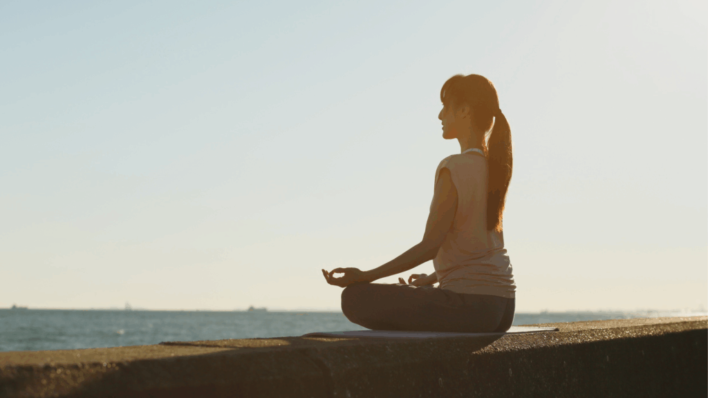 座って瞑想する女性