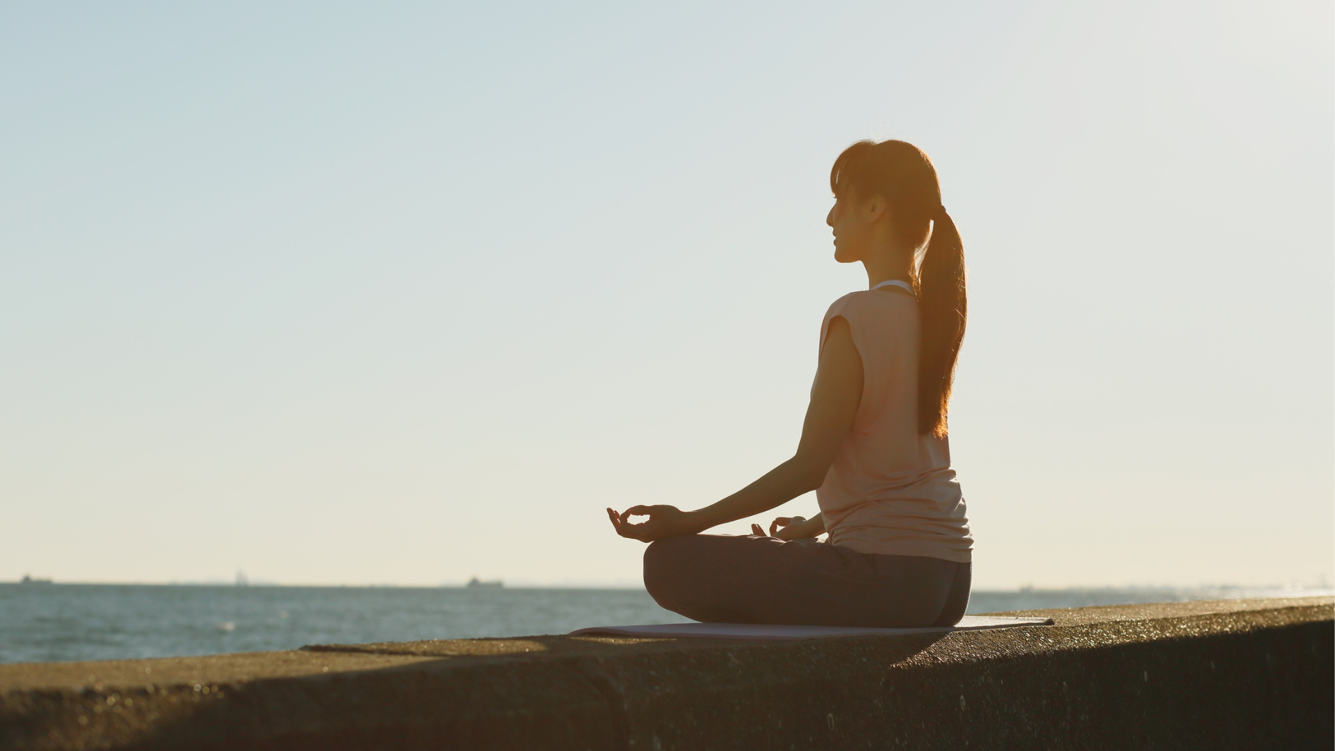 座って瞑想する女性